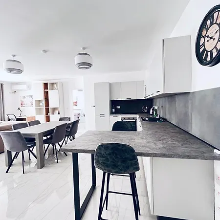 Luxury Two Bedroom With Sofa Bed Sliema, Tigne Point! سليمة
