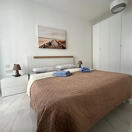 Апартаменты Luxury Two Bedroom With Sofa Bed Sliema, Tigne Point! *